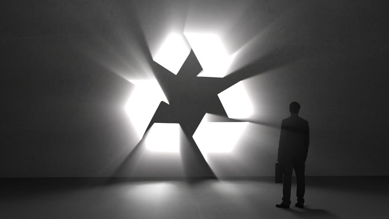 un hombre de negocios mirando un letrero gigante de reciclaje.