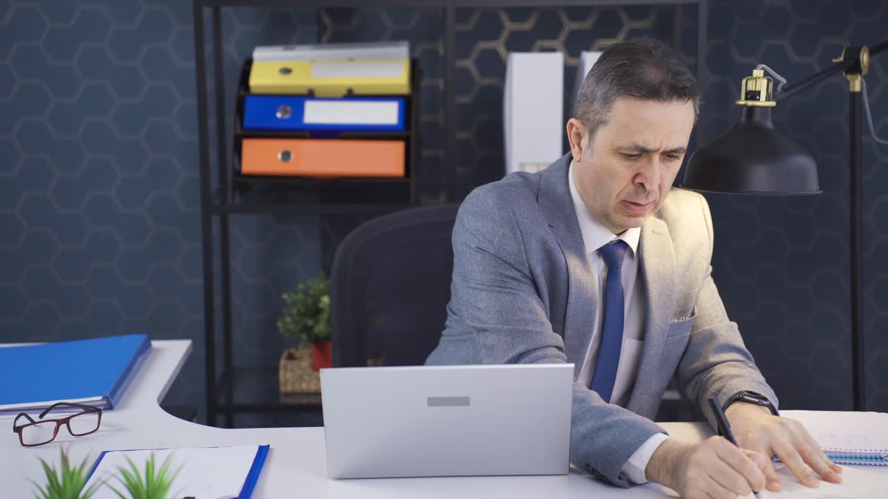 시간에 서두르는 사업가는 자신의 작업을 신속하고 실용적으로 완료하려고 노력합니다.