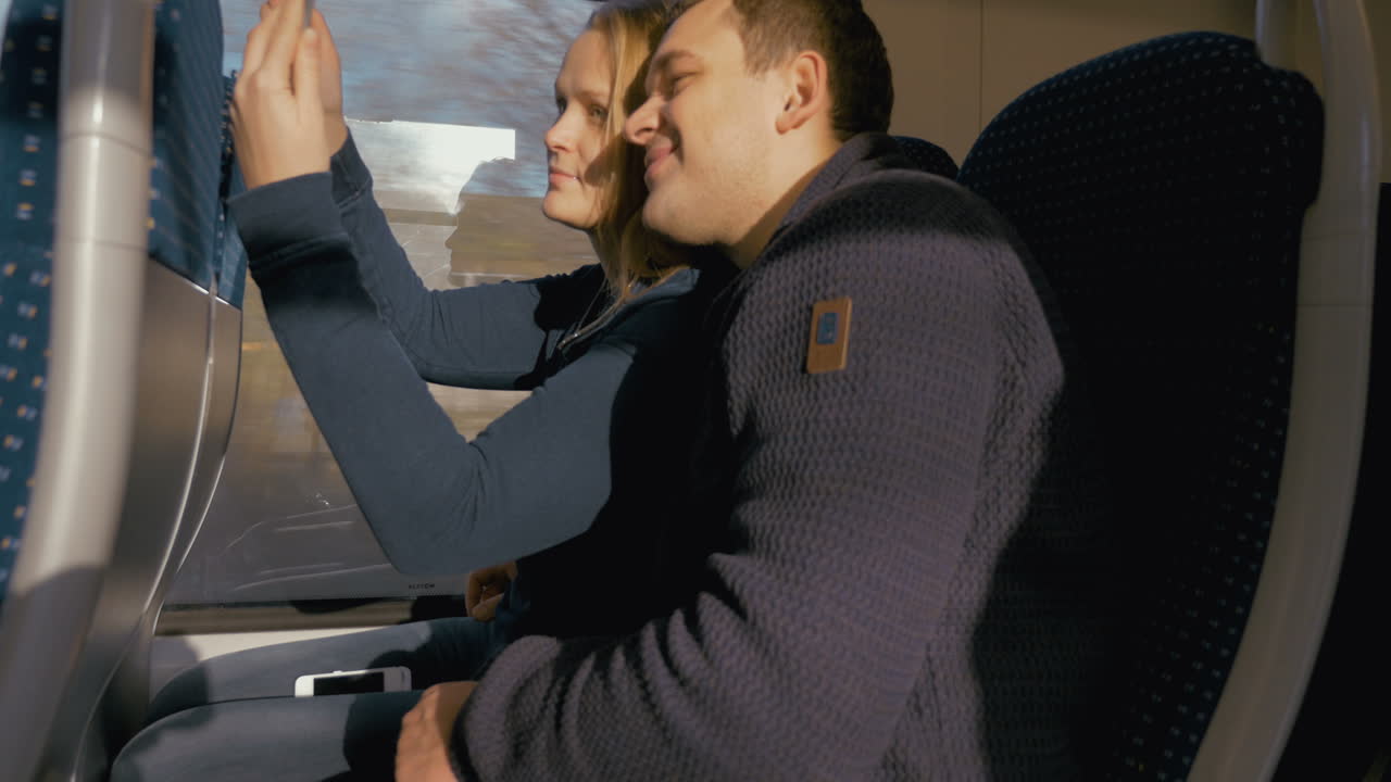 기차에서 셀피를 찍는 행복한 커플