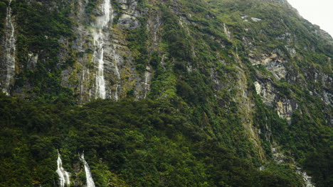 magnífica cascada en dudoso fiordo de sonido, nueva zelanda, ángulo bajo