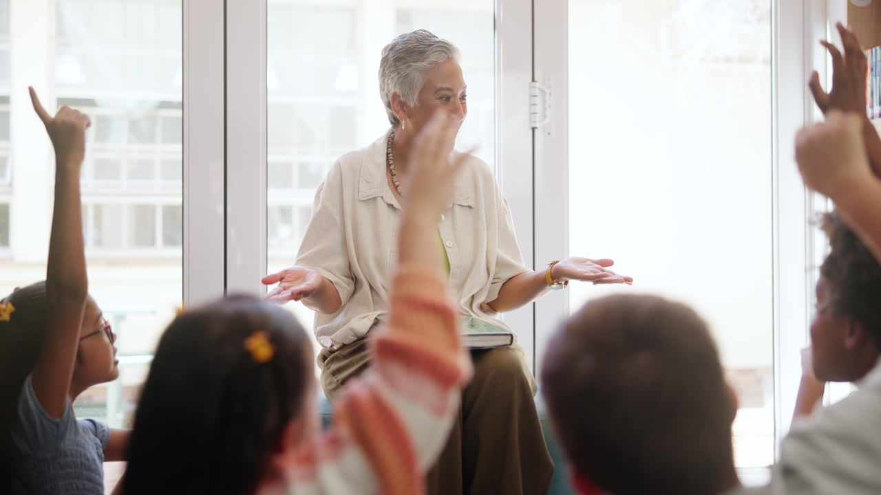 교실 에서 학생 들 과 함께 있는 교사