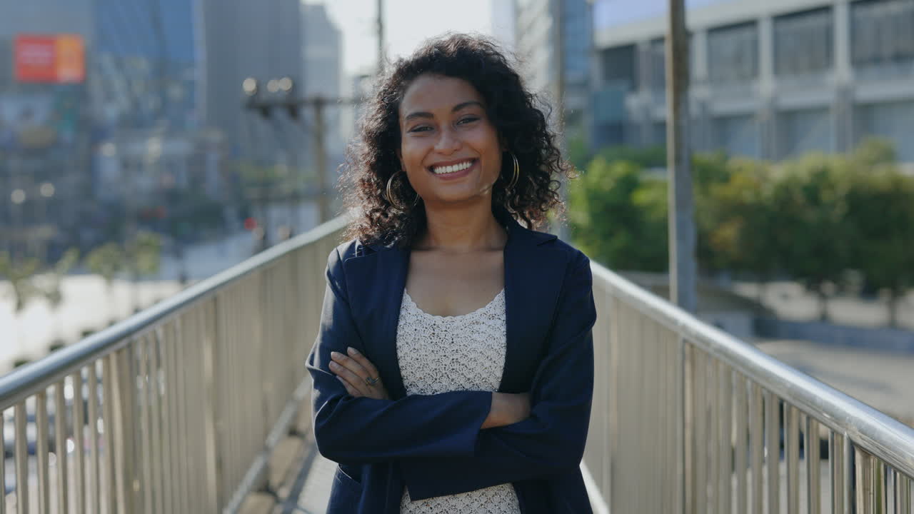 Mulher de negócios sorridente na cidade