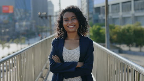 mujer de negocios sonriente en la ciudad