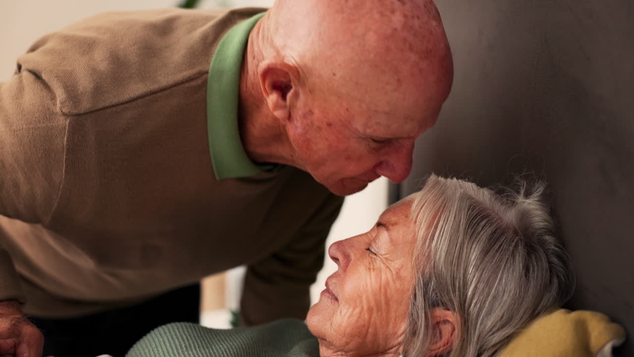 침대, 이마에 키스하고 지원을 위해 고위 커플