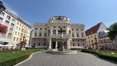 el centro de la ciudad vieja de bratislava en eslovaquia, europa del este durante el verano filmado en 4k durante el día