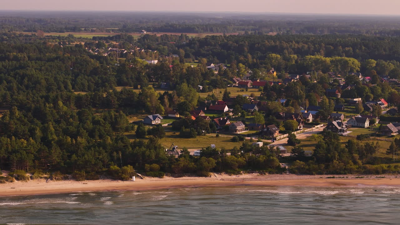 라트비아의 발트해 연안에 위치한 파빌로스타는 서핑, 세일링, 스포츠 시, 윈드서핑을 즐기기 위해 인기 있는 여행지입니다.