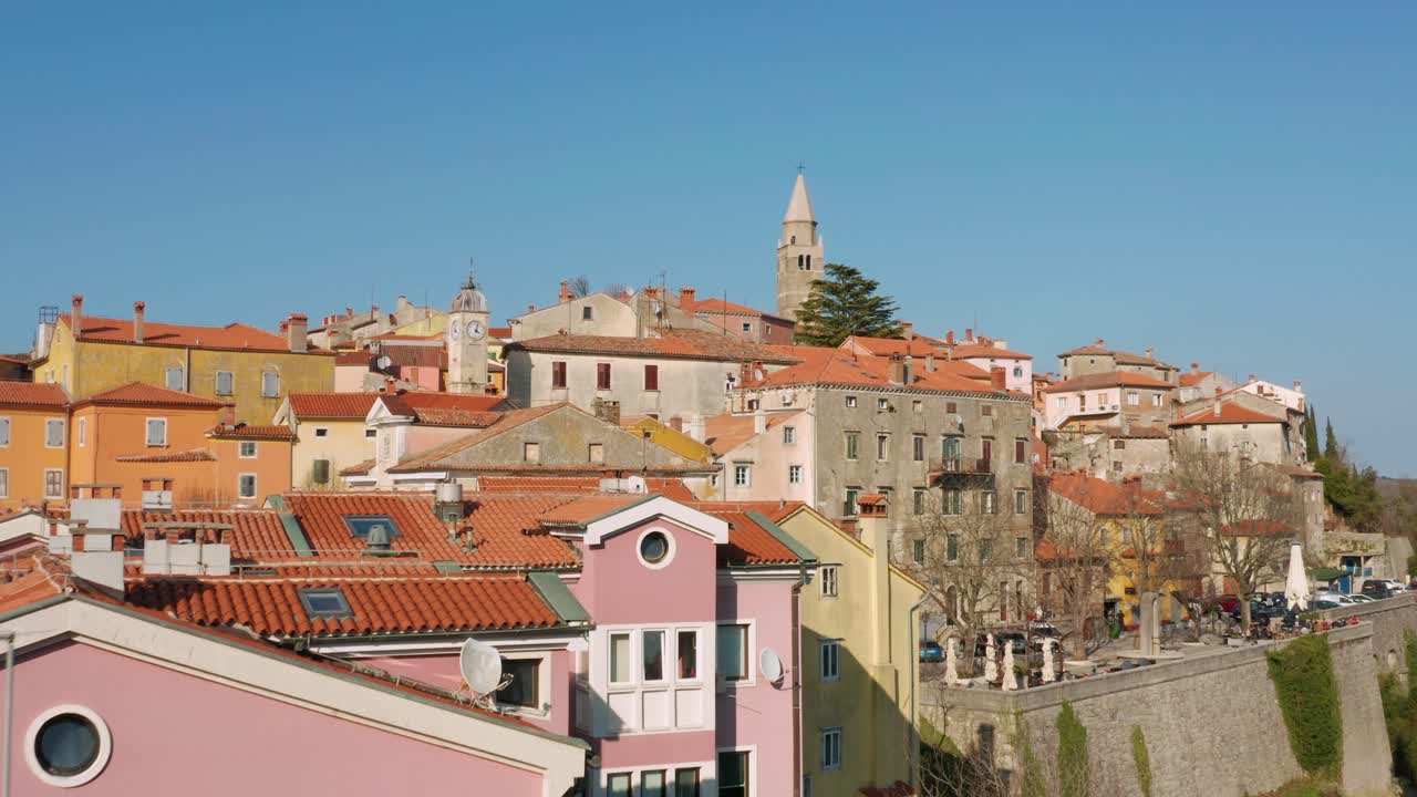 Vista aerea della città vecchia di Labin con il campanile della chiesa di giorno in Istria, Croazia.