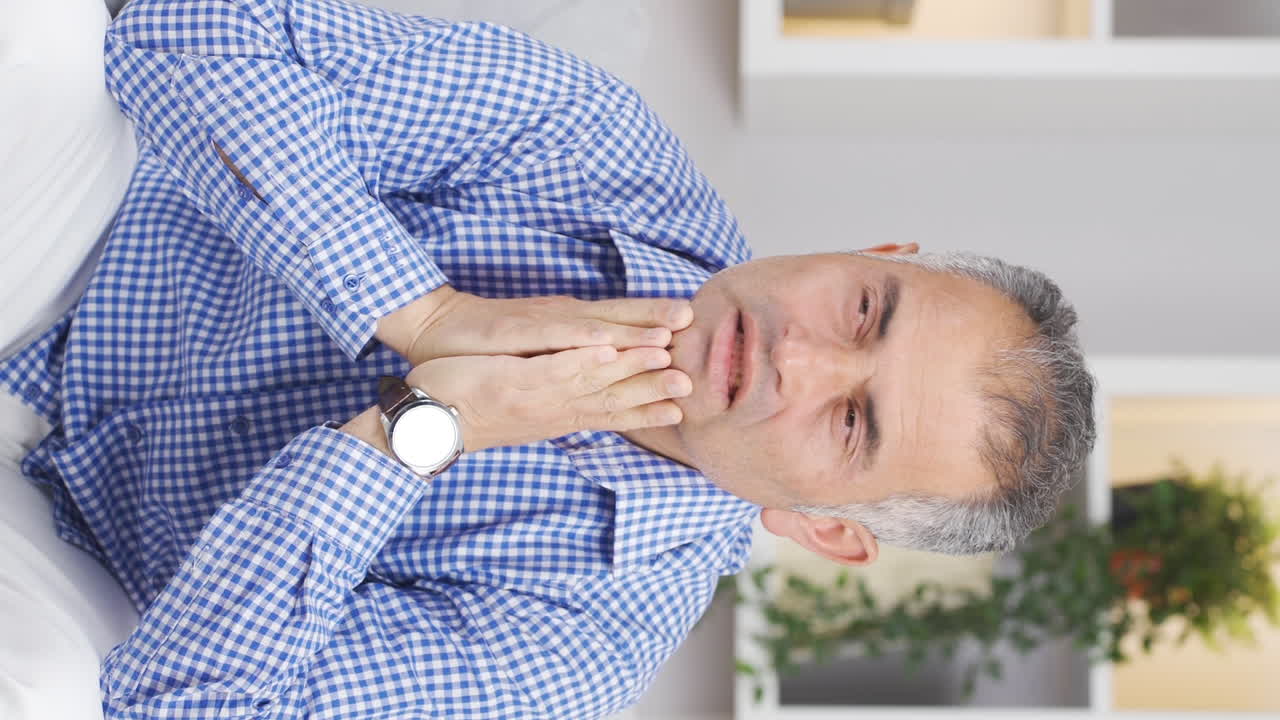 el video vertical del hombre triste está llorando.