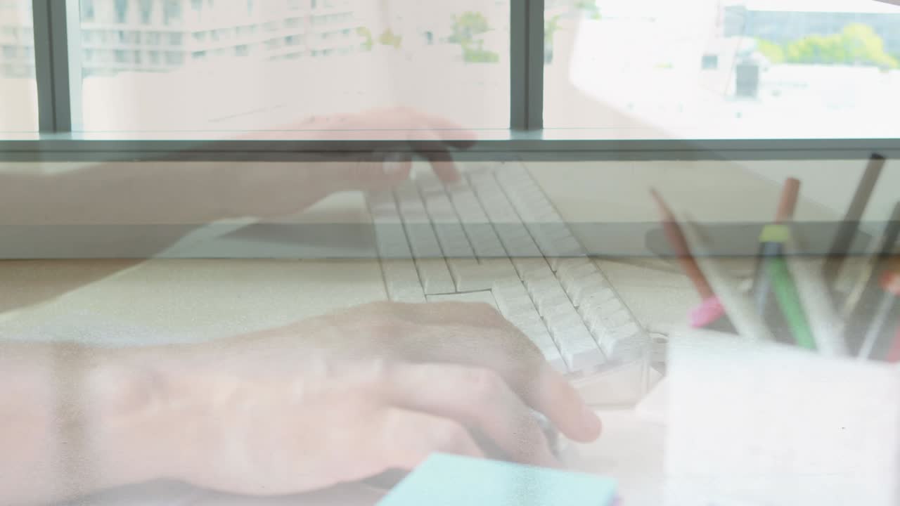 현대 건물에서  ⁇ 고 있는 남녀 동료를 통해 노트북을 사용하는 손의 애니메이션