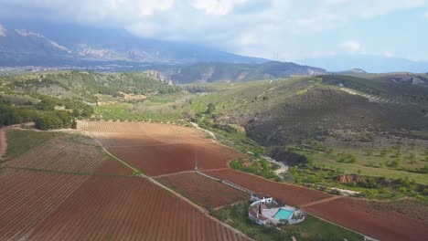 Hotel-Y-Bodega-Señorio-De-Nevada-Con-Una-Piscina-Al-Aire-Libre-Que-Ofrece-Vistas-A-Los-Viñedos-En-Granada,-España