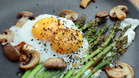 Champiñones,-Espárragos-Y-Huevos-Revueltos-En-Un-Plato