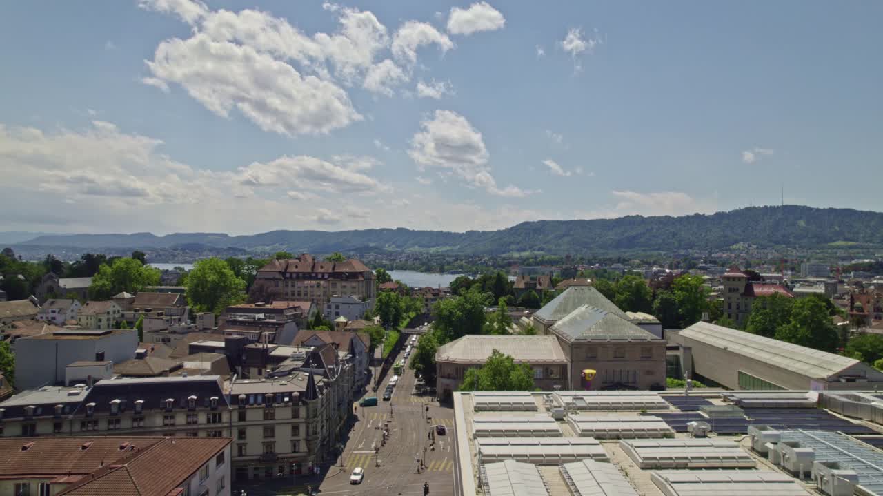 vista aérea sobre la ciudad de zúrich con el horizonte del casco antiguo medieval de zúric, la plaza de heim, el lago de zürich y la universidad de zúrix en un día soleado y nublado de primavera.