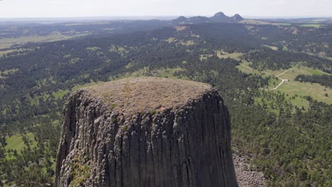 Una-Toma-De-Drones-De-La-Torre-Del-Diablo,-Una-Enorme-Torre-Volcánica-Monolítica,-O-Butte,-Ubicada-En-La-Región-De-Black-Hills-De-Wyoming