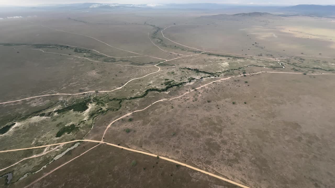 세렌게티 국립공원의 교차 도로와 함께  오른쪽의 공중 파노라마. 탄자니아.