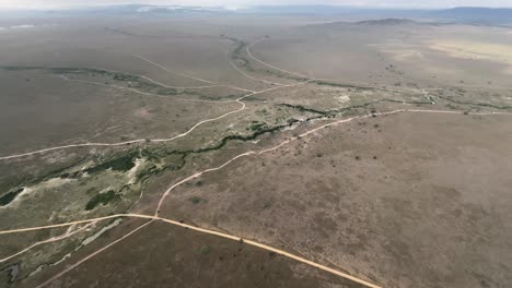 panorama aéreo de la derecha con carreteras que se cruzan en el parque nacional serengeti en una mañana de niebla. tanzania.