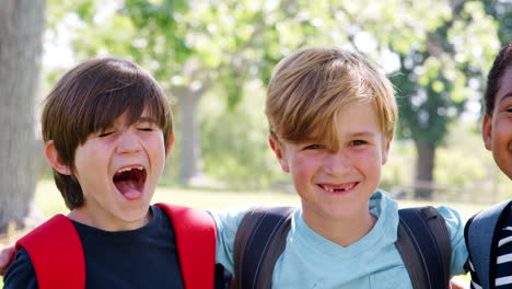 Retrato-De-Grupo-De-Chicos-Jóvenes-Con-Amigos-En-El-Parque-Rodada-En-Cámara-Lenta