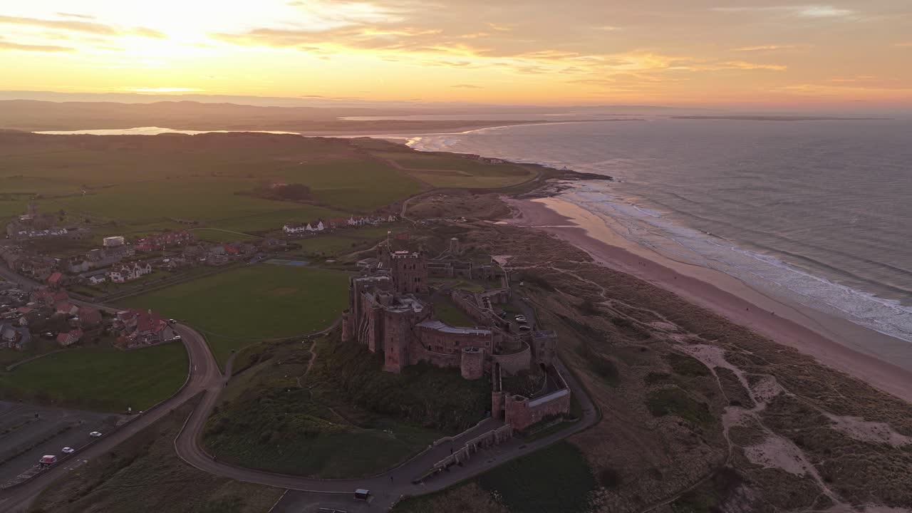 Dramatisk luftfoto af Bamburgh Slot ved solnedgang