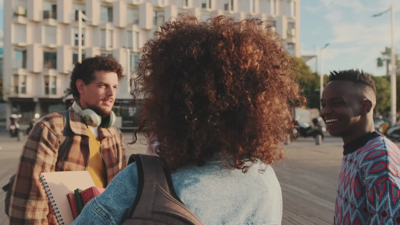 grupo de amigos en la ciudad