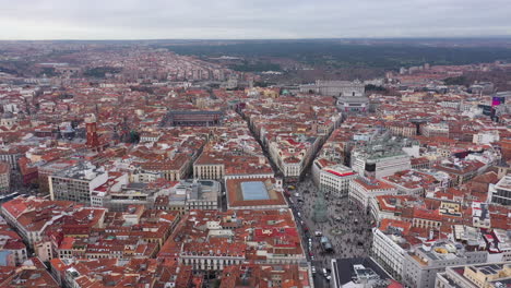 Toma-Aérea-De-La-Plaza-Pública-De-La-Puerta-Del-Sol-De-Madrid-Durante-El-Invierno-En-España