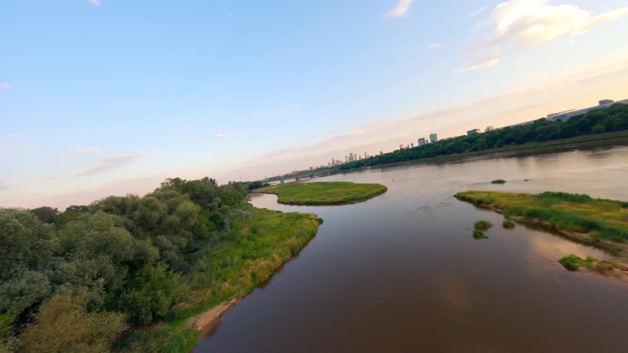 Ripresa con drone FPV del Ponte Gdanski costruito sul pittoresco fiume Vistola al tramonto, Varsavia, Polonia.