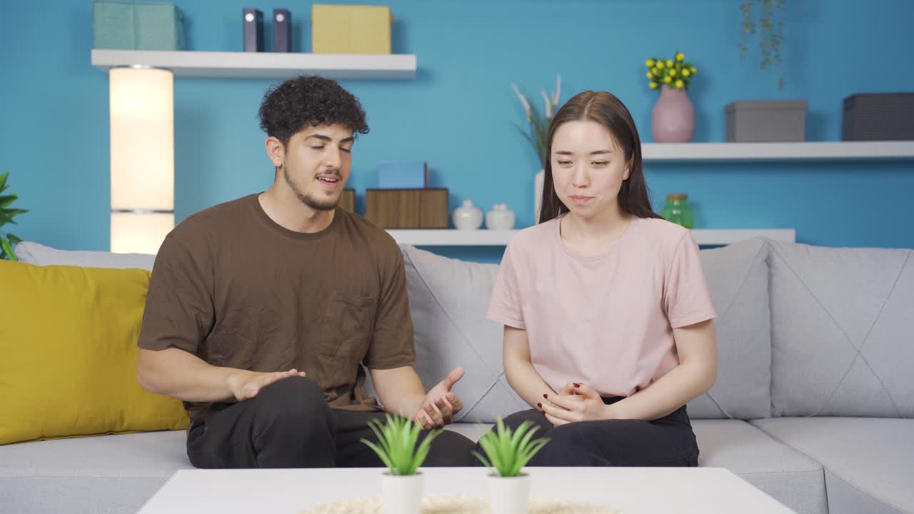 젊은 연인들은 흥분하고 부끄럽습니다.