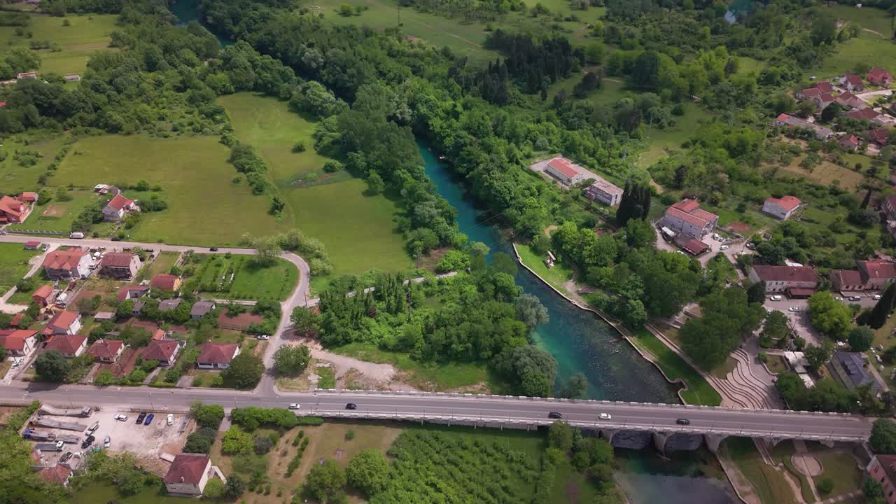 Splendido filmato aereo di un fiume e un ponte
