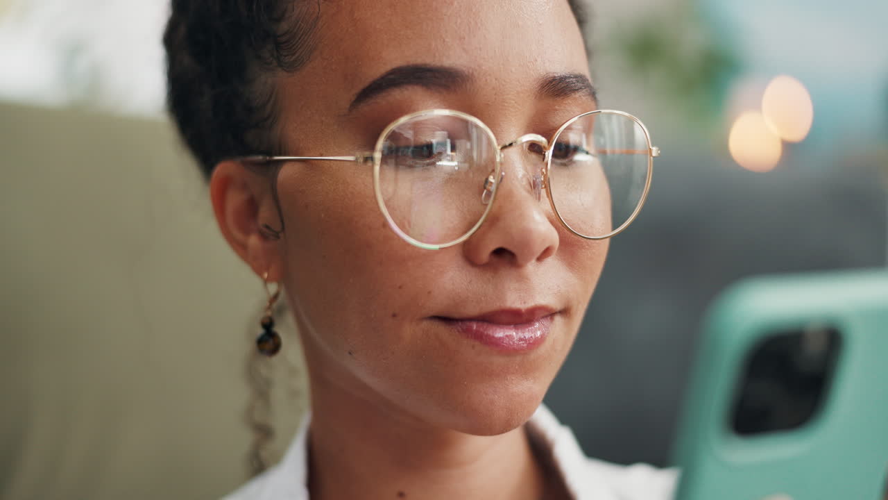 Vrouw kijkt naar haar telefoon.