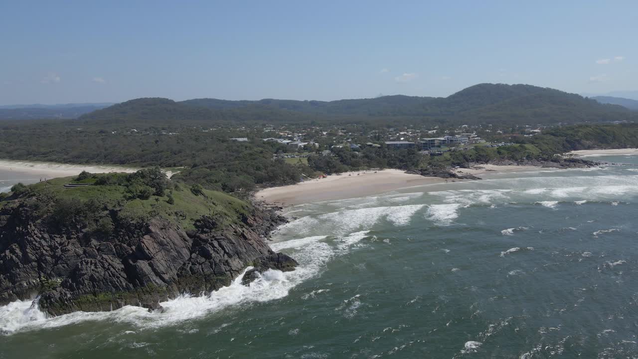 aguas prístinas de la playa de cabarita y una vista impresionante de la vasta vegetación en el noreste de nueva gales del sur, australia