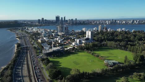 Vista-Aérea-De-La-Ciudad-De-Perth-Y-Del-Intenso-Tráfico-En-La-Ruta-Estatal-2,-Cerca-De-La-Costa.