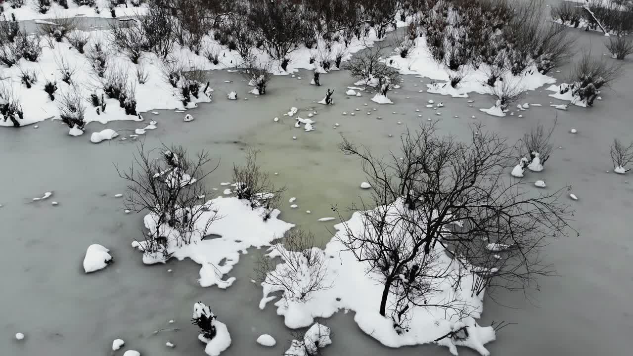 얼어붙은 크레브 쾨르 호수 위의 4k 공중 비행