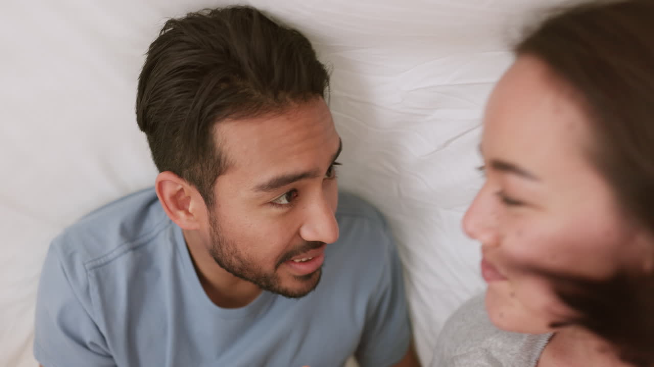 행복한 커플이 붙잡고 있는 사랑, 커플, 그리고 포옹