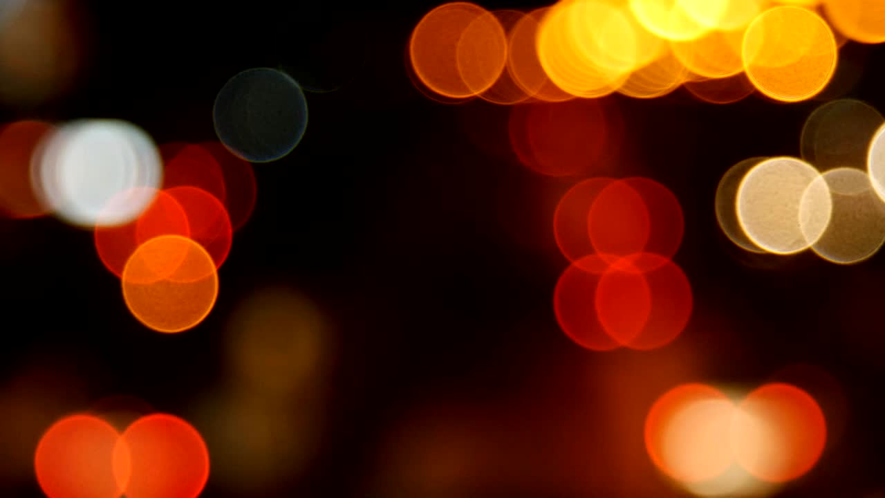 hermoso fondo bokeh en la oscuridad, fuera de foco luces durante la noche