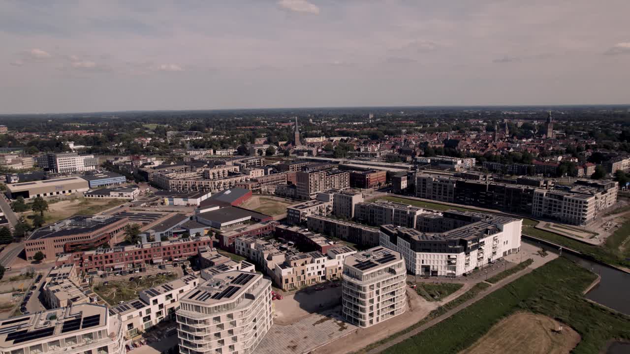 고층 현대 아파트 건물은 네덜란드의 zutphen의 noorderhaven 동네의 강바닥에 아 있습니다.