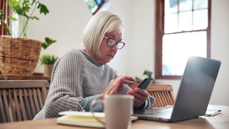 Ancianos,-Mujeres-Y-Escribiendo-Con-Teléfono