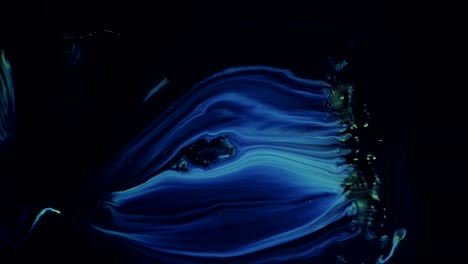 una extraña medusa brillante en lo profundo del oscuro abismo