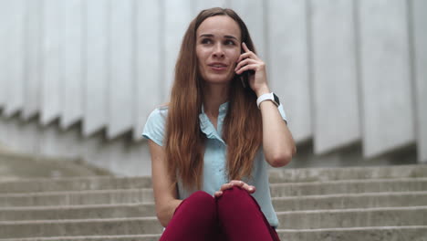 Mujer-Conversando-Por-Teléfono-Inteligente.-Empresario-Haciendo-Un-Gesto-Con-La-Mano