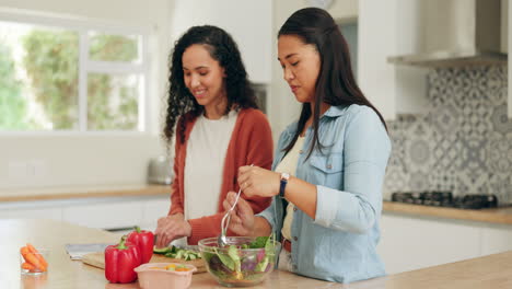 Lesbiana,-Pareja-Y-Feliz-En-La-Cocina-Con-La-Cocina