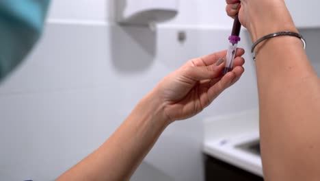 veterinario de cultivos con tubo de muestra en la clínica