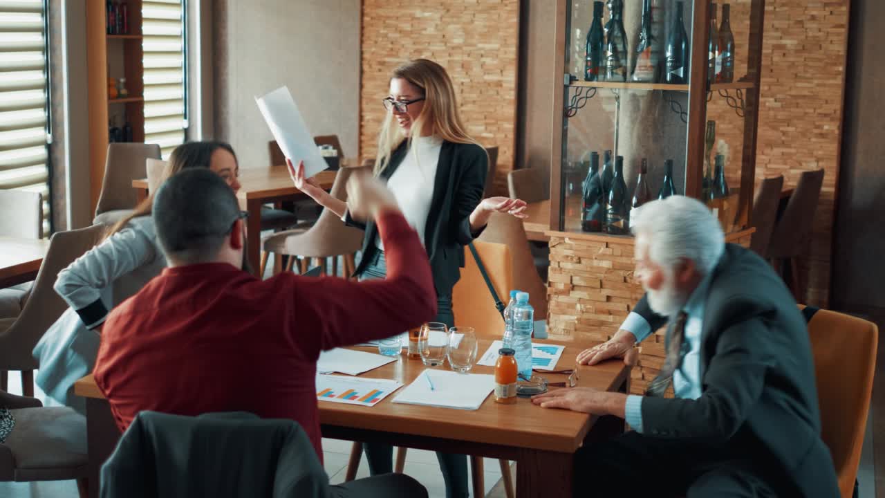 personas de negocios felices trabajo en equipo haciendo una pila de manos que celebran en un restaurante reunión. la gente se alegra del éxito