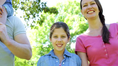 familia feliz caminando juntos en el parque