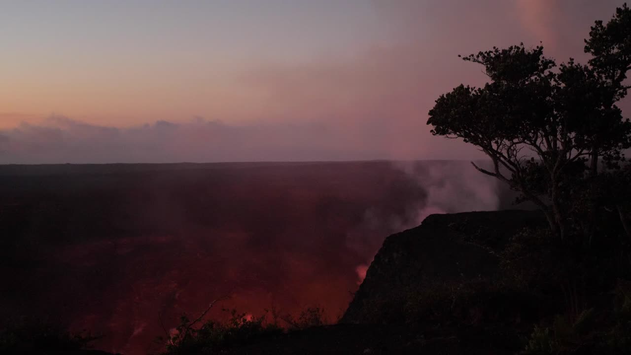 tiro ancho de tipo post apocalíptico oscuro en el parque nacional del volcán en la isla grande de hawaii