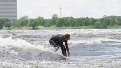 Sportlerin---Surfen-Auf-Einer-Flusswelle