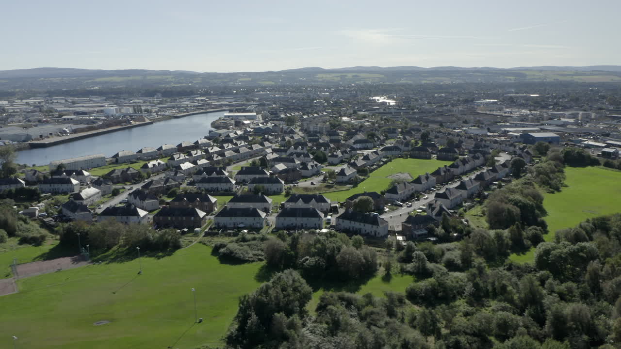 una vista aérea de la ciudad de inverness en una soleada mañana de verano