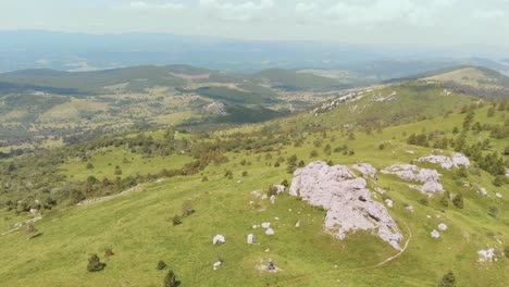 una vista panorámica de drones lentos sobre las grandes montañas verdes y exuberantes, que muestra una gama más amplia de series de montañas