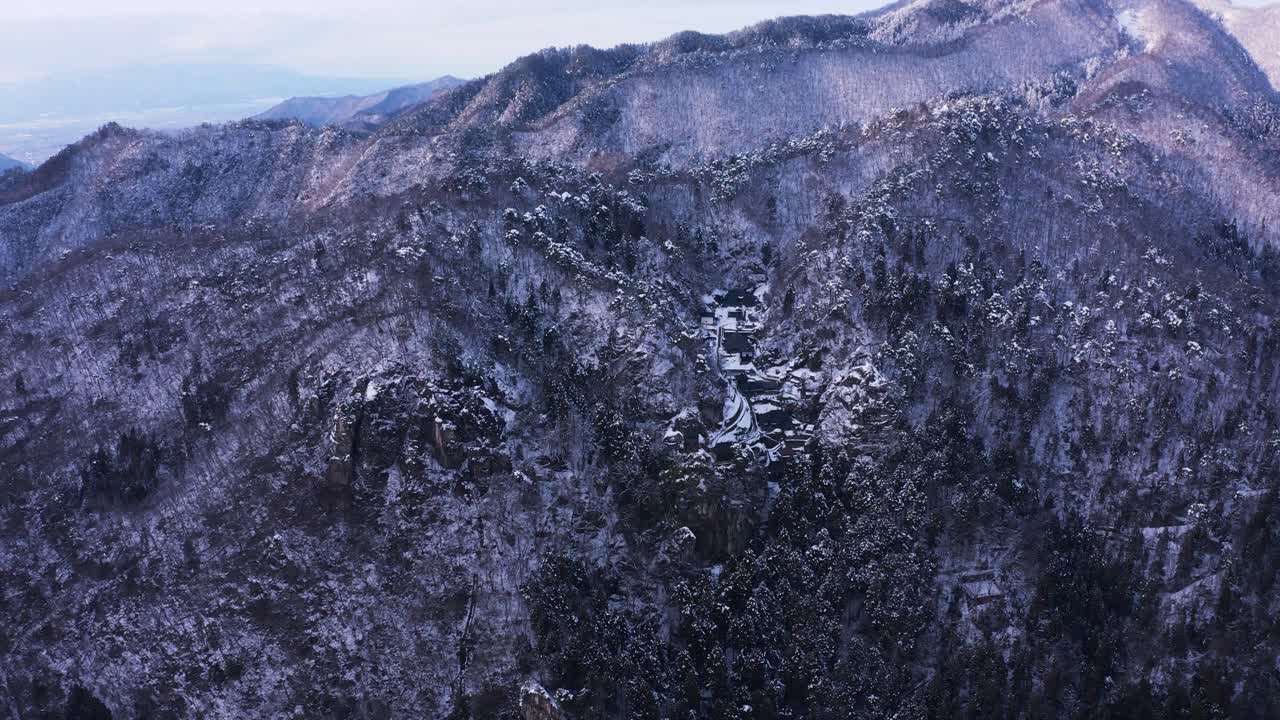 일본 야마가타 지방의 4k 공중 기울기, 배경에 야마데라 사원