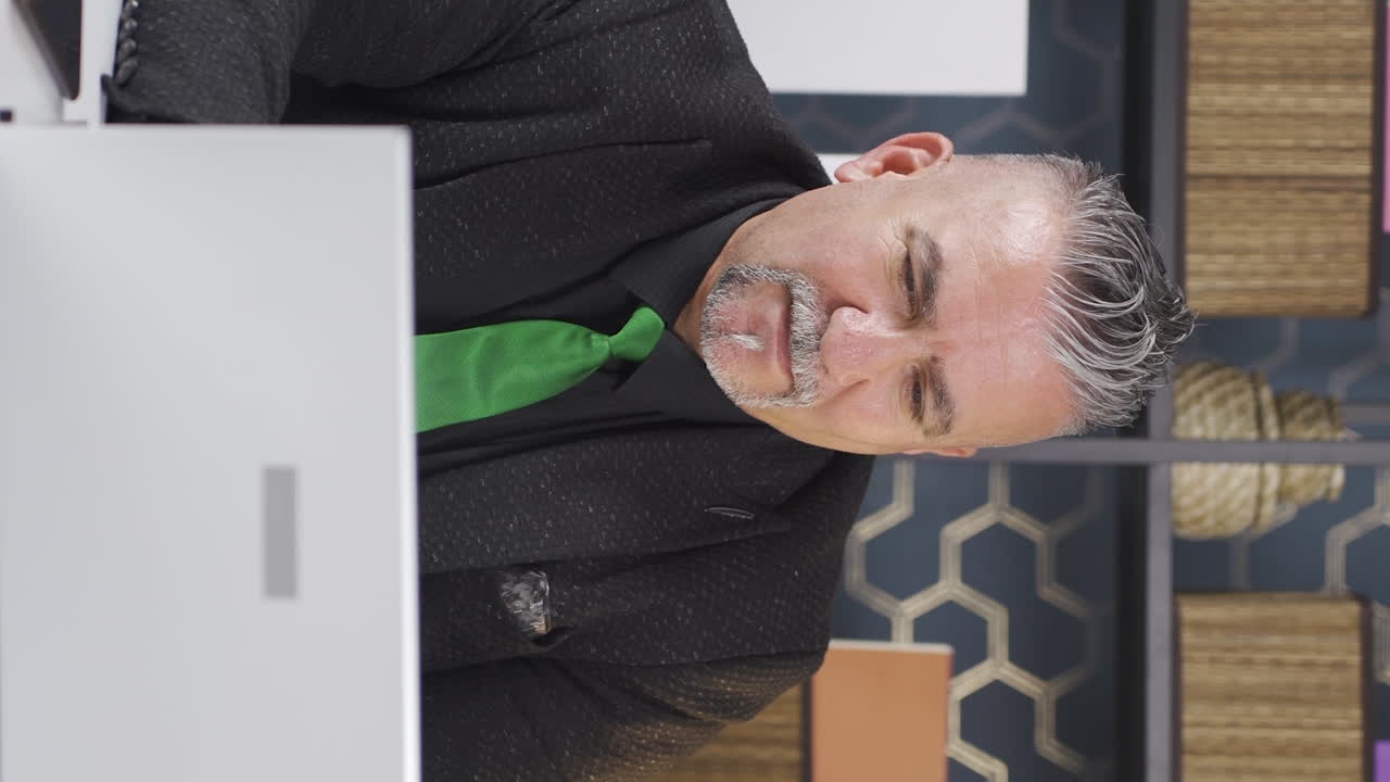 정서적 문제를 가진 사업가의 수직 비디오.