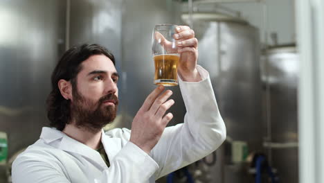 hombre haciendo control en la cervecería