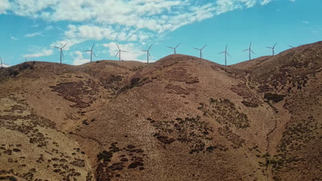 Colinas-Coronadas-Por-Una-Hilera-De-Molinos-De-Viento-Intensivos