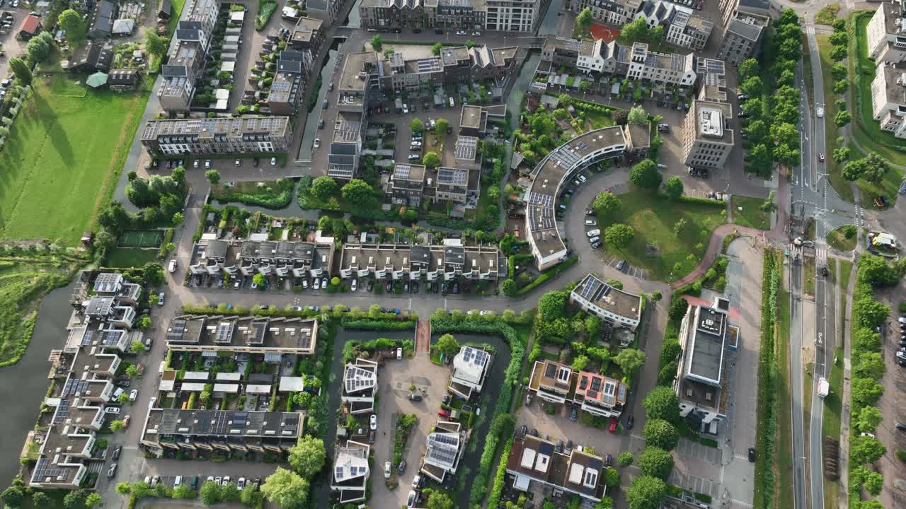 현대 타운하우스 주거 단지, 개별 유나이티드 지붕에 태양 전지 패널, 최근에 암스테르담, weesp, 네덜란드에서 건설 된 - 공중 위 아래 플라이오버 움직임