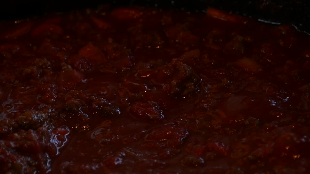 boloñesa para cocinar pasta en una olla